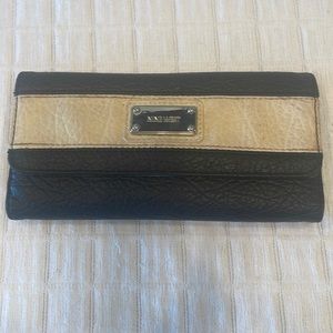 Nine West wallet leather navy blue & white foldable zipper snap pockets